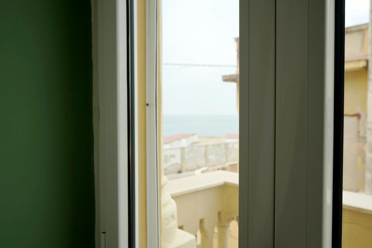 Appartamento Di Fronte Al Mare By Apulia Accommodation Bari Exterior photo